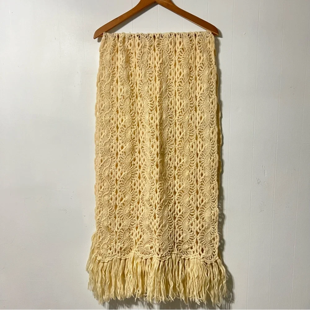 Vintage 80’s Grannnycore Cottagecore Boho Cozy Cream Crochet Knit Blanket Scarf